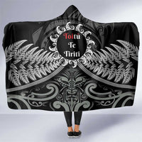 Toitu Te Tiriti Aotearoa Silver Fern Hooded Blanket New Zealand Maori Pattern LT01 One Size Black - Polynesian Pride