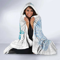 Hawaiian Couple Turtles Honi Hooded Blanket Polynesian Art Motifs and Hibiscus White Blue Color LT03 - Polynesian Pride