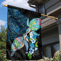 Hawaiian Couple Turtles Honi Garden Flag Polynesian Art Motifs and Hibiscus Black Blue Color LT03 - Polynesian Pride