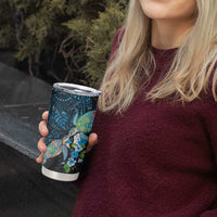 Hawaiian Couple Turtles Honi Tumbler Cup Polynesian Art Motifs and Hibiscus Black Blue Color LT03 - Polynesian Pride