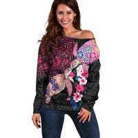Hawaiian Couple Turtles Honi Off Shoulder Sweater Polynesian Art Motifs and Hibiscus Black Red Color LT03 Women Black - Polynesian Pride