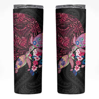 Hawaiian Couple Turtles Honi Skinny Tumbler Polynesian Art Motifs and Hibiscus Black Red Color LT03 Black - Polynesian Pride