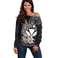 Hawaiian Whale and Kanaka Maoli Symbol Off Shoulder Sweater Hibiscus with Hawaii Map and Polynesian Tattoo Grayscale Color LT03 Women Black - Polynesian Pride