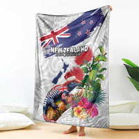 New Zealand Christmas Blanket Meri Kirihimete-Tuatara and Pohutukawa White Color LT03 - Polynesian Pride