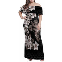 Hawaiian Lei Day Family Matching Off Shoulder Maxi Dress and Hawaiian Shirt Plumeria and Turtle with Polynesian Tribal Pattern Grayscale Color LT03 Mom's Dress Black - Polynesian Pride