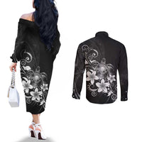 Hawaii Honu Couples Matching Off The Shoulder Long Sleeve Dress and Long Sleeve Button Shirt Polynesian Curves Plumeria Grayscale LT05 - Polynesian Pride