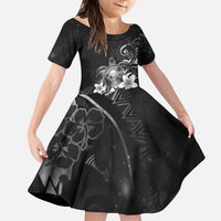 Hawaii Honu Family Matching Puletasi and Hawaiian Shirt Polynesian Curves Plumeria Grayscale LT05 Daughter's Dress Black - Polynesian Pride