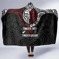Maori Hongi Toitu Te Tiriti Hooded Blanket Tangata Tiriti Stand With Tangata Whenua LT7 One Size Black - Polynesian Pride
