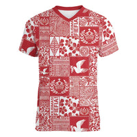 Red Tonga Kilisimasi Fiefia Women V-Neck T-Shirt Pacific Patchwork Xmas Vibes - Polynesian Pride