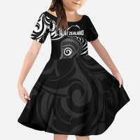 Personalised New Zealand Silver Fern Lacrosse Family Matching Tank Maxi Dress and Hawaiian Shirt Aotearoa Maori Pattern LT14 Daughter's Dress Black - Polynesian Pride