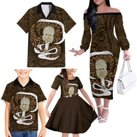 Gold New Zealand Eel Family Matching Off The Shoulder Long Sleeve Dress and Hawaiian Shirt Aotearoa Maori Tuna With Kotiate Weapon LT14 - Polynesian Pride