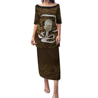 Gold New Zealand Eel Family Matching Puletasi and Hawaiian Shirt Aotearoa Maori Tuna With Kotiate Weapon LT14 Mom's Dress Gold - Polynesian Pride