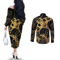 Black And Gold Aotearoa Whai Couples Matching Off The Shoulder Long Sleeve Dress and Long Sleeve Button Shirt NZ Stingrays Maori Curves Style LT14 - Polynesian Pride