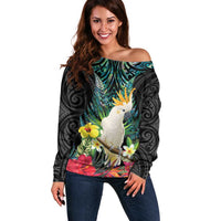 Sulphur-crested Cockatoo New Zealand Off Shoulder Sweater Paua Shell Aotearoa Maori Tropical Flowers LT14 Women Black - Polynesian Pride