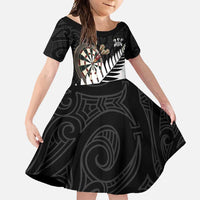 Personalised New Zealand Darts Family Matching Long Sleeve Bodycon Dress and Hawaiian Shirt Silver Fern Aotearoa Maori Pattern LT14 Daughter's Dress Black - Polynesian Pride