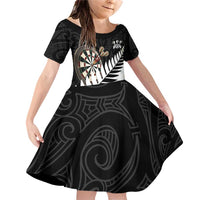 Personalised New Zealand Darts Family Matching Off Shoulder Short Dress and Hawaiian Shirt Silver Fern Aotearoa Maori Pattern LT14 Daughter's Dress Black - Polynesian Pride