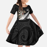 Personalised New Zealand Darts Family Matching Puletasi and Hawaiian Shirt Silver Fern Aotearoa Maori Pattern LT14 Daughter's Dress Black - Polynesian Pride