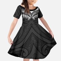 Poutama Korowai New Zealand Family Matching Off Shoulder Maxi Dress and Hawaiian Shirt Aotearoa Maori Tattoo LT14 Daughter's Dress Black - Polynesian Pride