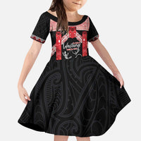 Toitu Te Tiriti O Waitangi Kid Short Sleeve Dress Maori Wharenui With Taniko Motifs LT14 KID Red - Polynesian Pride