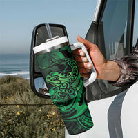 New Zealand Tuatara Tumbler With Handle Aotearoa Maori Clematis Flowers - Green LT14 - Polynesian Pride