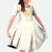 Gold White New Zealand Manta Ray Family Matching Off Shoulder Maxi Dress and Hawaiian Shirt Aotearoa Maori Haehae LT14 Daughter's Dress White - Polynesian Pride