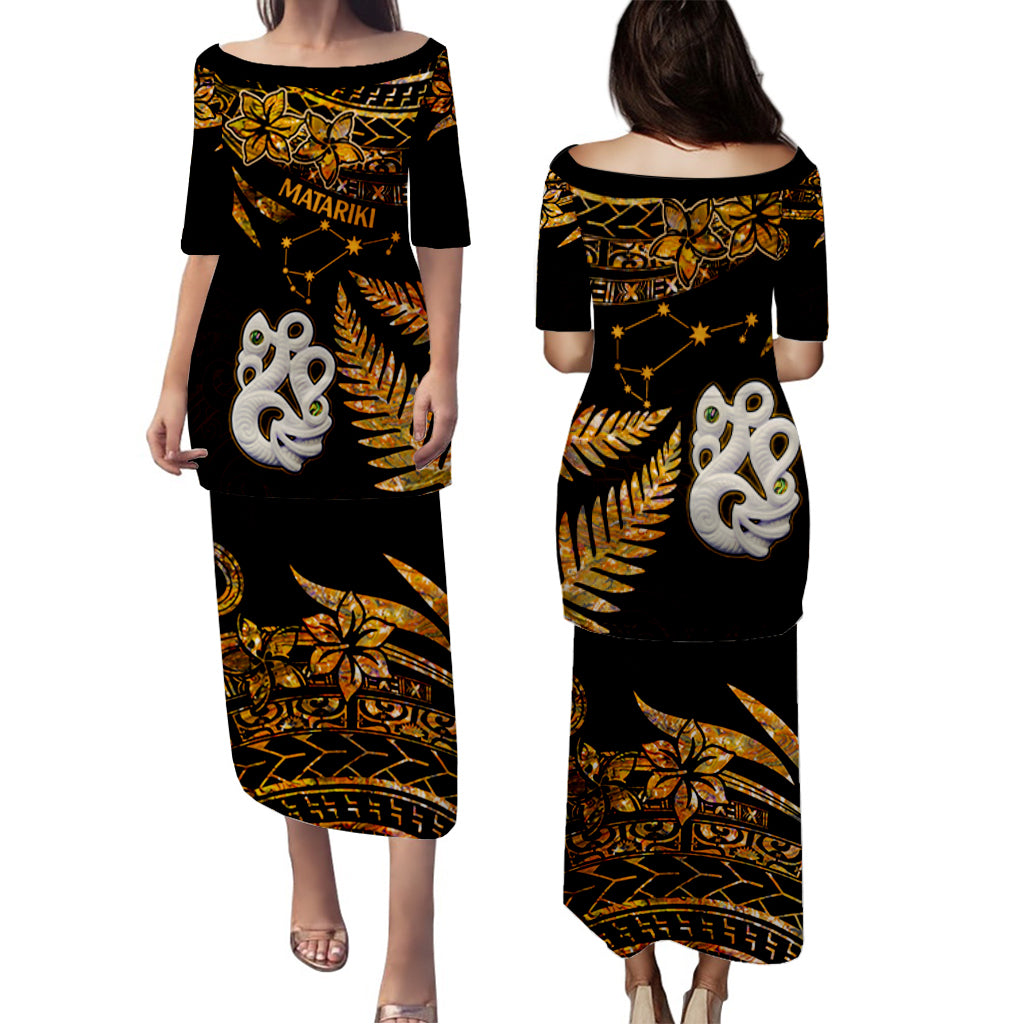 Couples Matching Hawaiian Outfits Matariki New Zealand Puletasi Dress and Hawaiian Shirt Manaia with Paua Shell - Gold LT9 - Polynesian Pride
