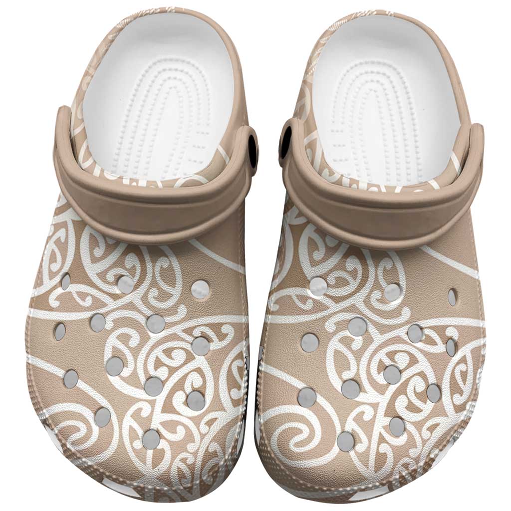 Aotearoa Maori Koru Curves Clogs Shoes Silver Ferns - Mocha