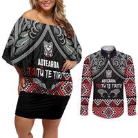Aotearoa Toitu Te Tiriti Waitangi Couples Matching Off Shoulder Short Dress and Long Sleeve Button Shirt Proud To Be Maori LT01 Black - Polynesian Pride