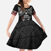 Aotearoa Toitu Te Tiriti Waitangi Family Matching Puletasi and Hawaiian Shirt Proud To Be Maori LT01 Daughter's Dress Black - Polynesian Pride