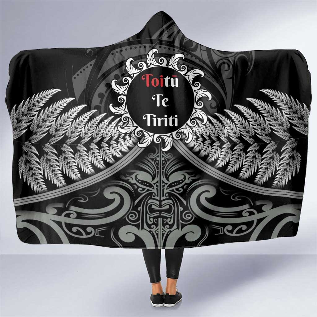 Toitu Te Tiriti Aotearoa Silver Fern Hooded Blanket New Zealand Maori Pattern LT01 One Size Black - Polynesian Pride