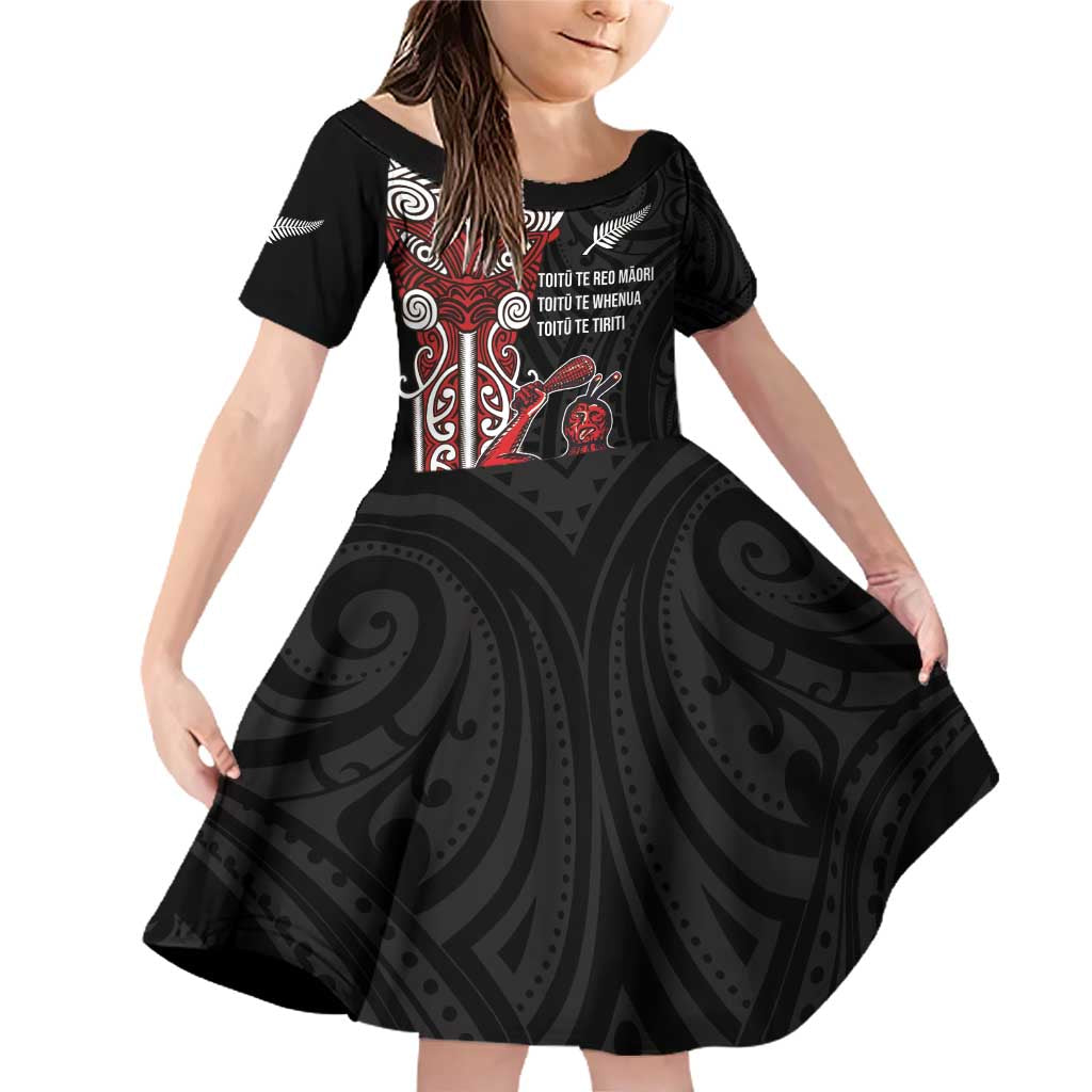 Toitu Te Reo Maori Toitu Te Whenua Toitu Te Tiriti Family Matching Off Shoulder Short Dress and Hawaiian Shirt Maori Warrior New Zealand LT01 Daughter's Dress Black - Polynesian Pride