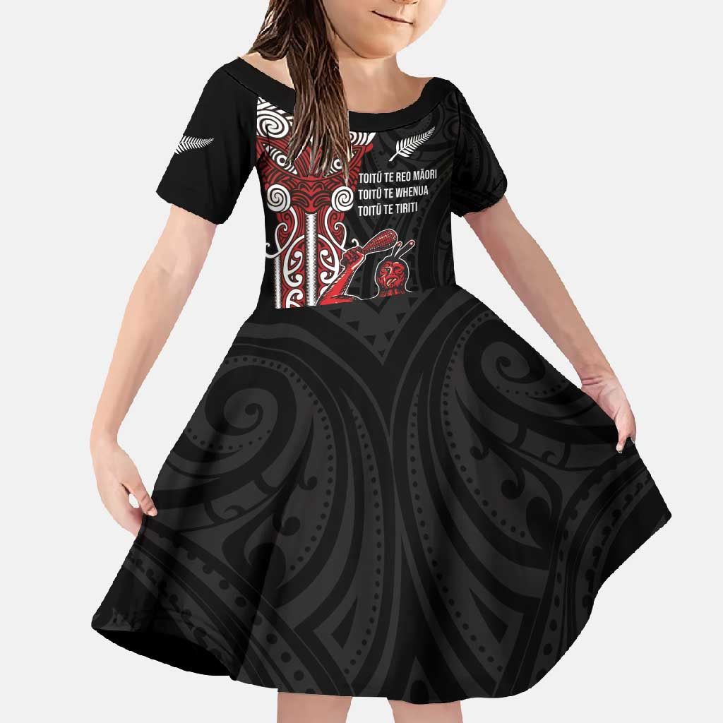 Toitu Te Reo Maori Toitu Te Whenua Toitu Te Tiriti Family Matching Tank Maxi Dress and Hawaiian Shirt Maori Warrior New Zealand LT01 Daughter's Dress Black - Polynesian Pride