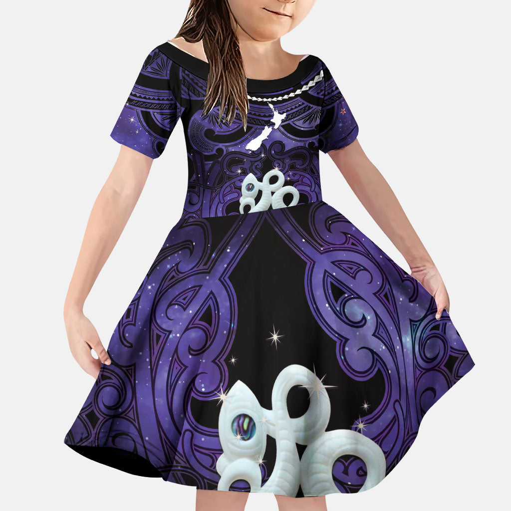 Personalised Maori Matariki Manaia Waiporoporo Family Matching Off Shoulder Short Dress and Hawaiian Shirt Maori Kowhaiwhai Pattern Galaxy LT01 Daughter's Dress Purple - Polynesian Pride