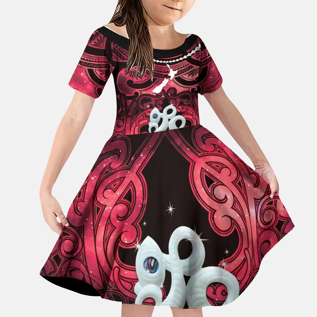 Personalised Maori Matariki Manaia Whero Family Matching Off Shoulder Short Dress and Hawaiian Shirt Maori Kowhaiwhai Pattern Galaxy LT01 Daughter's Dress Red - Polynesian Pride