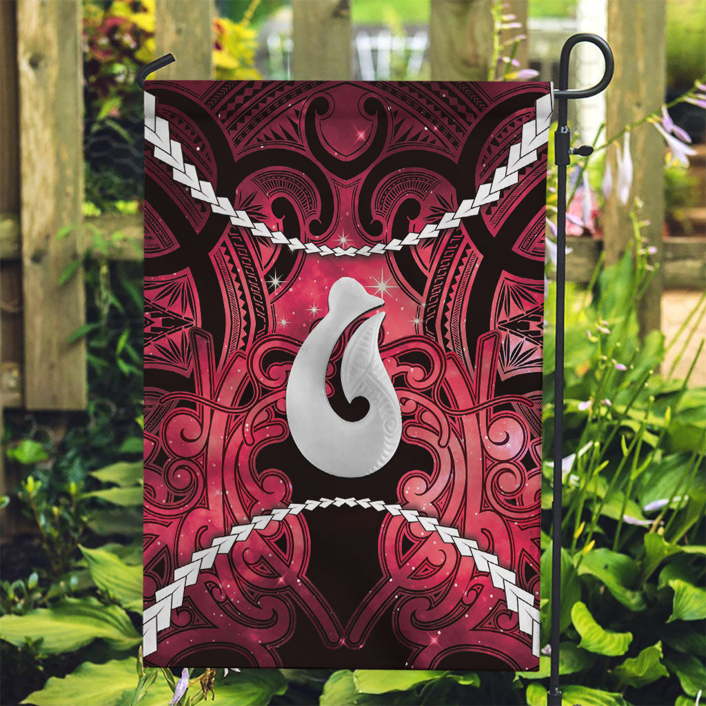 Maori Matariki Hei Matau Whero Garden Flag Maori Kowhaiwhai Pattern Galaxy LT01 Garden Flag Red - Polynesian Pride