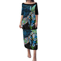 Hawaiian Couple Turtles Honi Family Matching Puletasi and Hawaiian Shirt Polynesian Art Motifs and Hibiscus Black Blue Color LT03 Mom's Dress Black - Polynesian Pride