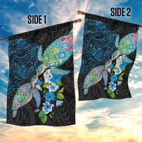 Hawaiian Couple Turtles Honi Garden Flag Polynesian Art Motifs and Hibiscus Black Blue Color LT03 - Polynesian Pride