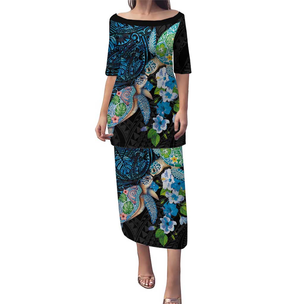 Hawaiian Couple Turtles Honi Puletasi Polynesian Art Motifs and Hibiscus Black Blue Color LT03 Long Dress Black - Polynesian Pride