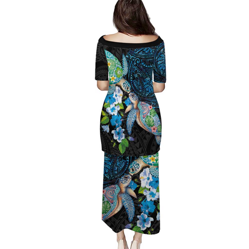 Hawaiian Couple Turtles Honi Puletasi Polynesian Art Motifs and Hibiscus Black Blue Color LT03 - Polynesian Pride