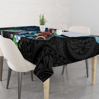 Hawaiian Couple Turtles Honi Tablecloth Polynesian Art Motifs and Hibiscus Black Blue Color - Polynesian Pride