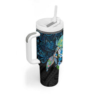 Hawaiian Couple Turtles Honi Tumbler With Handle Polynesian Art Motifs and Hibiscus Black Blue Color LT03 - Polynesian Pride