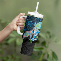 Hawaiian Couple Turtles Honi Tumbler With Handle Polynesian Art Motifs and Hibiscus Black Blue Color LT03 - Polynesian Pride