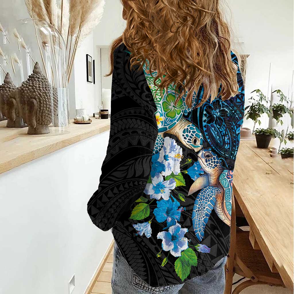 Hawaiian Couple Turtles Honi Women Casual Shirt Polynesian Art Motifs and Hibiscus Black Blue Color - Polynesian Pride