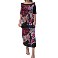 Hawaiian Couple Turtles Honi Puletasi Polynesian Art Motifs and Hibiscus Black Red Color LT03 Long Dress Black - Polynesian Pride