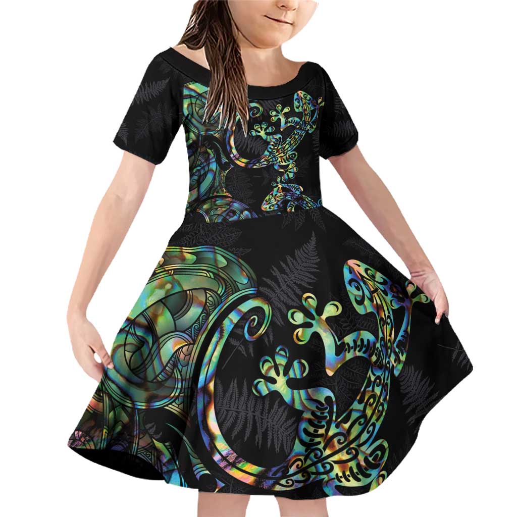 New Zealand Gecko Maori Art Tattoo Family Matching Off Shoulder Short Dress and Hawaiian Shirt Silver Fern and Paua Shell Mode LT03 Daughter's Dress Black - Polynesian Pride