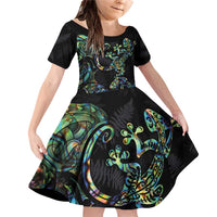 New Zealand Gecko Maori Art Tattoo Family Matching Off Shoulder Short Dress and Hawaiian Shirt Silver Fern and Paua Shell Mode LT03 Daughter's Dress Black - Polynesian Pride