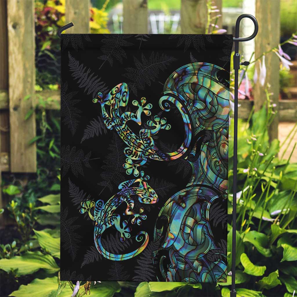 New Zealand Gecko Maori Art Tattoo Garden Flag Silver Fern and Paua Shell Mode LT03 Garden Flag Black - Polynesian Pride