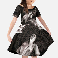Hawaiian Lei Turtle and Plumeria Family Matching Puletasi and Hawaiian Shirt Polynerian Art Tattoo-Grayscale Mode LT03 Daughter's Dress Black - Polynesian Pride