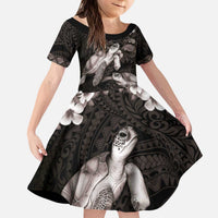 Hawaiian Lei Turtle and Plumeria Kid Short Sleeve Dress Polynerian Art Tattoo-Grayscale Mode