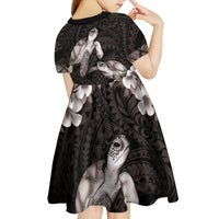 Hawaiian Lei Turtle and Plumeria Kid Short Sleeve Dress Polynerian Art Tattoo-Grayscale Mode
